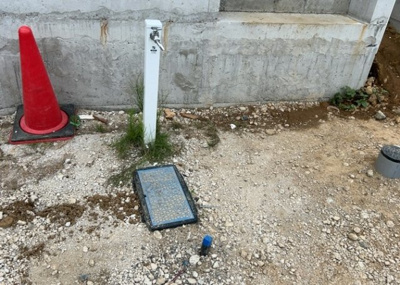 【設備】 | 小山町新築戸建 | 敷地内には、散水栓や立水栓があります。水道水を直接利用できるため、水を運ぶ手間を省くことが出来ます。大量の水を必要とする洗車作業や清掃などに役立ちます。その他設備とあわせて、現地でご確認ください。