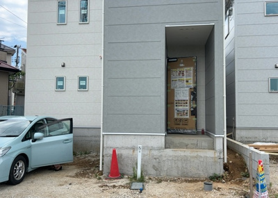 【前面道路含む現地写真】 | 小山町新築戸建 | お持ちの車種によっては前面道路が広い方が便利でしょう。しかし、前面道路が広ければその分交通量が多くなるため、騒音などが気になる場合があります。実際に現地を見学し、周辺交通量や騒音などを確認しましょう！