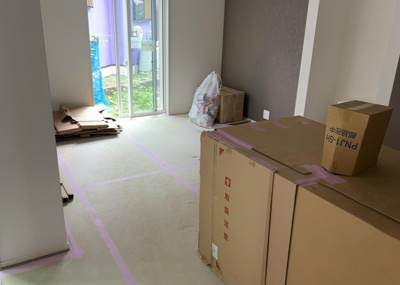 【居間・リビング】 | 小山町新築戸建 | リビングの間取りの種類は大きくわけてリビングとダイニングが別になっているタイプ、リビングダイニング一体型です。どちらも一長一短ですので、家を選ぶ時はその両面をチェックして決めるようにしましょう。