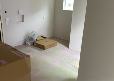 【キッチン】 | 小山町新築戸建 | DKの物件でも広く見せたい方は、ダイニングスペースを広く使えるように工夫しましょう。低めのダイニングソファを置くと、家具の圧迫感が減り、広く見せることができ、ダイニングをリビングのように使用できます！