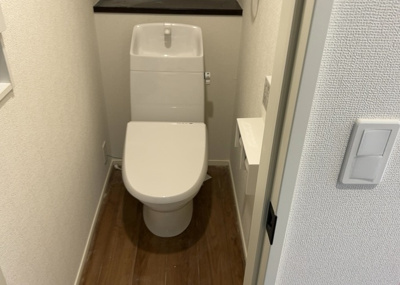 【トイレ】 | 小山町新築戸建 | トイレは大きさや形、機能、抗菌性などが異なる多種多彩なタイプが各メーカーから出ています。それぞれに良さがあるため、事前にどういったタイプのトイレがいいのかをご家庭内で決めて、内見に行くといいでしょう。