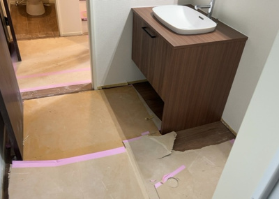 【脱衣所】 | 小山町新築戸建 | 多くの戸建て住宅で見かける洗面脱衣所は、洗面台と洗濯機が2畳ほどのスペースに並べられていて、洗面所が脱衣所を兼ね備えている間取りが一般的です。お客様が利用することもある、パブリックな空間でもあります。