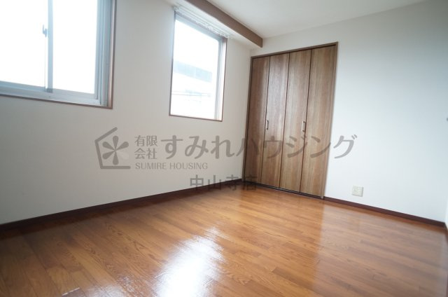 ユースクエアプラス雲雀丘花屋敷の洋室