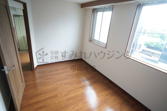 ユースクエアプラス雲雀丘花屋敷の洋室