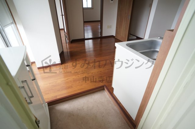 ユースクエアプラス雲雀丘花屋敷の玄関