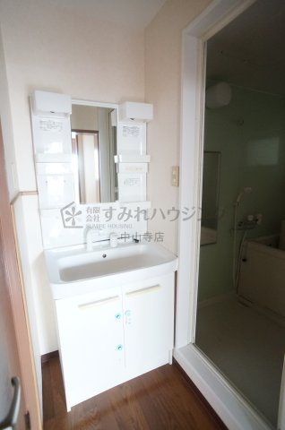 ユースクエアプラス雲雀丘花屋敷の洗面所