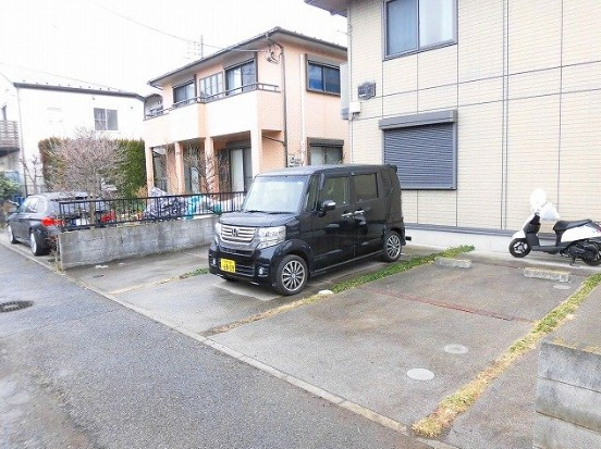 ウエストコート昭島の駐車場