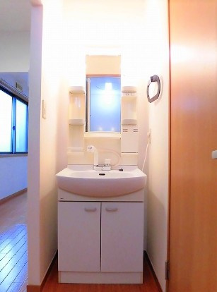 昭島市田中町１丁目のアパートの独立洗面台