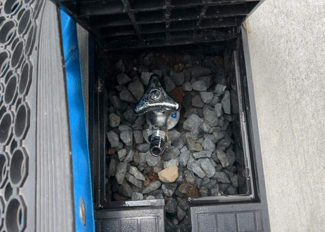 【設備】 | 犬目町新築戸建 | 敷地内には、散水栓や立水栓があります。水道水を直接利用できるため、水を運ぶ手間を省くことが出来ます。大量の水を必要とする洗車作業や清掃などに役立ちます。その他設備とあわせて、現地でご確認ください。