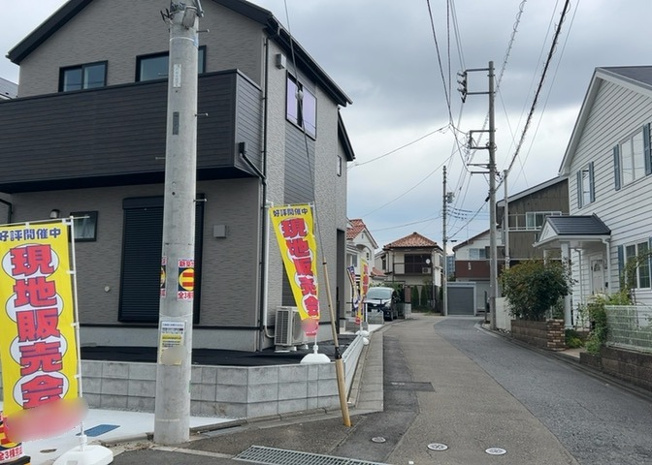 【前面道路含む現地写真】 | 犬目町新築戸建 | お持ちの車種によっては前面道路が広い方が便利でしょう。しかし、前面道路が広ければその分交通量が多くなるため、騒音などが気になる場合があります。実際に現地を見学し、周辺交通量や騒音などを確認しましょう！
