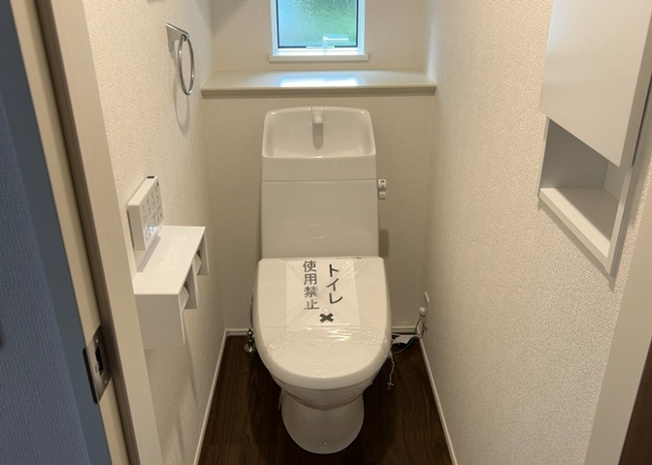 【トイレ】 | 犬目町新築戸建 | トイレは大きさや形、機能、抗菌性などが異なる多種多彩なタイプが各メーカーから出ています。それぞれに良さがあるため、事前にどういったタイプのトイレがいいのかをご家庭内で決めて、内見に行くといいでしょう。