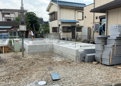 【構造・工法・仕様】 | 暁町新築戸建 | 木造住宅とは土台、壁、柱など建築物の強度を支える構造体の材に木が使用されている構造を指します。構造体は建物の自重を支えるだけではなく風圧や水圧、積裁荷重などあらゆる衝撃に耐えるための基礎です。