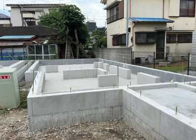 【構造・工法・仕様】 | 暁町新築戸建 | ベタ基礎とは、柱の位置に関係なく全体に基礎がある事を指し、面積が大きい分建物の重さを全体に分散できます。また、地面からの湿気や害虫を遮断でき、木造住宅で心配されるシロアリ被害を防ぐ効果も期待できます。