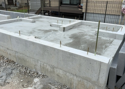 【冷暖房・空調設備】 | 暁町新築戸建 | 基礎パッキング工法とは、床下の換気確保のため基礎と土台の間に緩衝材を挟み込む工法です。土台の下に数十センチの間隔で設置されるため、全体的な隙間が生まれます。床下換気口に比べて高い通気性が確保されます。