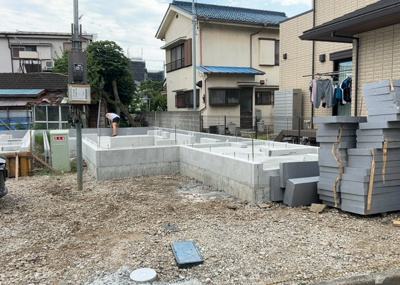 【外観】 | 暁町新築戸建 | 現地に行くなら、物件の周囲の地形がどうなっているかを見ることも大切です。周辺より低くなっている土地では、大雨などで水が集まりやすいため、地盤が弱くなっているということも考えられるため、注意が必要です。