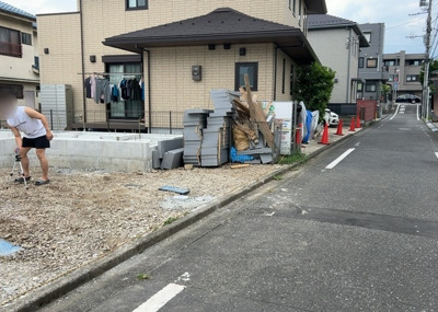【前面道路含む現地写真】 | 暁町新築戸建 | 道幅が狭い場所は比較的土地の値段が低いことが多く、また交通量が少ないため騒音が少なく静かな環境で過ごせます。また、小さいお子様がいるご家庭も安心です。一方で車の駐車が難しいというデメリットもあります。