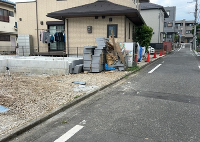 【前面道路含む現地写真】 | 暁町新築戸建 | 道幅が広い場所は日当たりや風通が良好です。幅が広いのですれ違いも可能ですし大きな車でも駐車可能！一方で、大型車が通ることも多くなるため交通量の増加により騒音に繋がります。また土地の値段が高くなります。