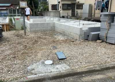 【駐車場】 | 暁町新築戸建 | 車一台あたりに必要なスペースは、標準サイズの普通自動車で横幅2m50cm、長さ5mは必要になります。ただし、乗降のことも考慮して横幅3m30cm、長さ5m50cmほどは確保できるところを選びましょう。