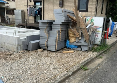 【庭】 | 暁町新築戸建 | 庭のある家に住むことのメリットとして、子どもたちの遊び場を確保できること、ガーデニングや家庭菜園を楽しめること、明るさを確保できることがあります。また、配置を工夫することでプライバシーが確保できます。