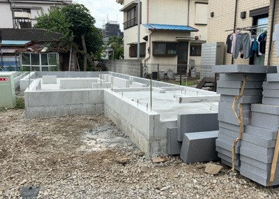 【玄関】 | 暁町新築戸建 | 玄関は、狭すぎると複数人で使いにくく、広すぎても無駄な空間になりがちです。最低2畳を目安にして、家の広さとの兼ね合いや家族の人数を考慮して決めるとよいでしょう。現地を見学して快適な玄関を選びましょう！