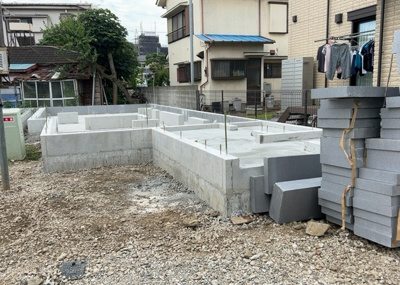 【玄関】 | 暁町新築戸建 | 玄関ポーチにおいて最も重視すべきと言っても良いのが広さです。適切な広さの玄関ポーチでないと外見的なバランスは崩れてしまいますし、何より使いにくくなってしまいますので、現地で実際に下見をしてみましょう！