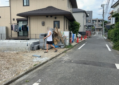 【前面道路含む現地写真】 | 暁町新築戸建 | 住宅用の土地では前面道路に2m以上接していなければならないと法律で定められています。しかし、お持ちの車のサイズやライフスタイルなどにより、2mでは利便が悪い場合もございますので、事前に確認しましょう。