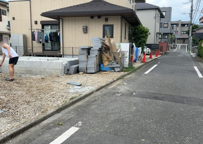 【前面道路含む現地写真】 | 暁町新築戸建 | お持ちの車種によっては前面道路が広い方が便利でしょう。しかし、前面道路が広ければその分交通量が多くなるため、騒音などが気になる場合があります。実際に現地を見学し、周辺交通量や騒音などを確認しましょう！