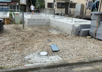 【駐車場】 | 暁町新築戸建 | 駐車場と明記されていても、最小スペースでつくられた駐車場だと大型車は駐車できなかったり、出入りしにくくなったりする可能性があります。お車のサイズと購入したい物件の駐車場のサイズを現地で確認しましょう。