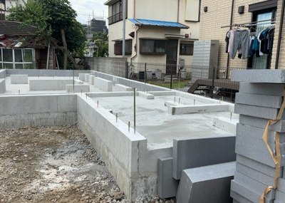 【玄関】 | 暁町新築戸建 | 玄関は家の顔でもあり、家族以外の目にも止まる場所です。玄関は外との間を仕切る扉、靴などをしまっておく収納スペース、靴脱ぎのたたきスペース、来客とのやり取りをするドアホンなど複数のアイテムからなります。