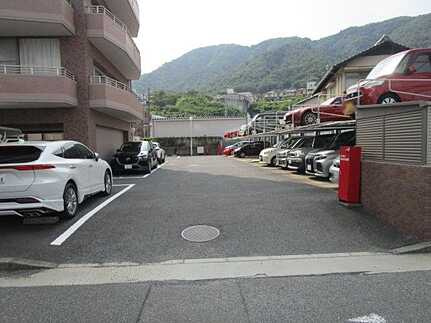 パラッシオ八木の駐車場