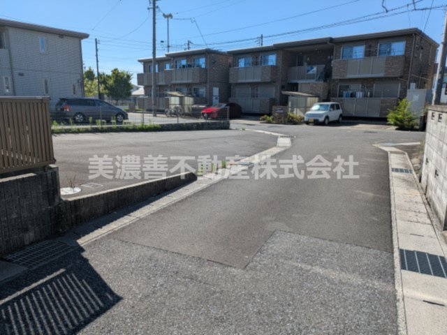 ６７２２８　岐阜市則武東土地の前面道路含む現地写真