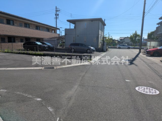 ６７２２８　岐阜市則武東土地の前面道路含む現地写真