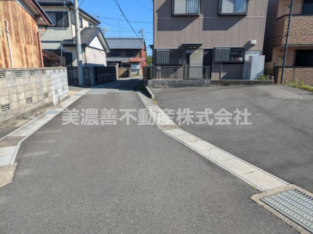 ６７２２８　岐阜市則武東土地の前面道路含む現地写真