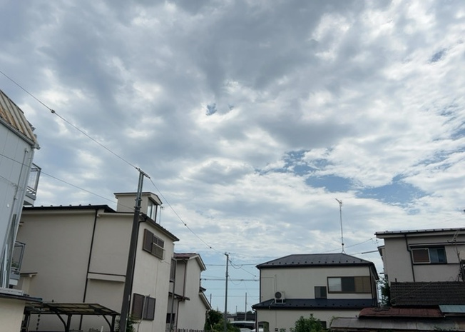 【バルコニー】 | 暁町新築戸建 | バルコニーは、室外の専用スペースのうち、「屋根がなく開放された空間」であるものを指します。ベランダより広いタイプのものが多く、日当たりもよいため家庭菜園などを楽しみたい人にとって適した環境となります。