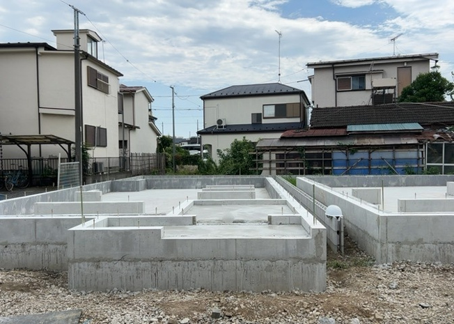 【構造・工法・仕様】 | 暁町新築戸建 | 木造住宅とは土台、壁、柱など建築物の強度を支える構造体の材に木が使用されている構造を指します。構造体は建物の自重を支えるだけではなく風圧や水圧、積裁荷重などあらゆる衝撃に耐えるための基礎です。