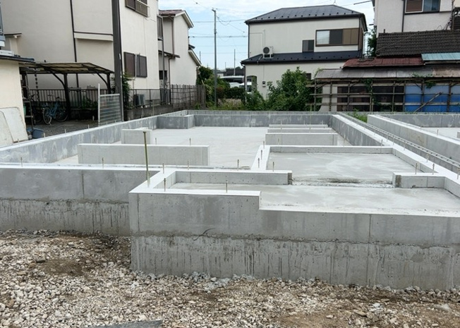 【冷暖房・空調設備】 | 暁町新築戸建 | 基礎パッキング工法とは、床下の換気確保のため基礎と土台の間に緩衝材を挟み込む工法です。土台の下に数十センチの間隔で設置されるため、全体的な隙間が生まれます。床下換気口に比べて高い通気性が確保されます。