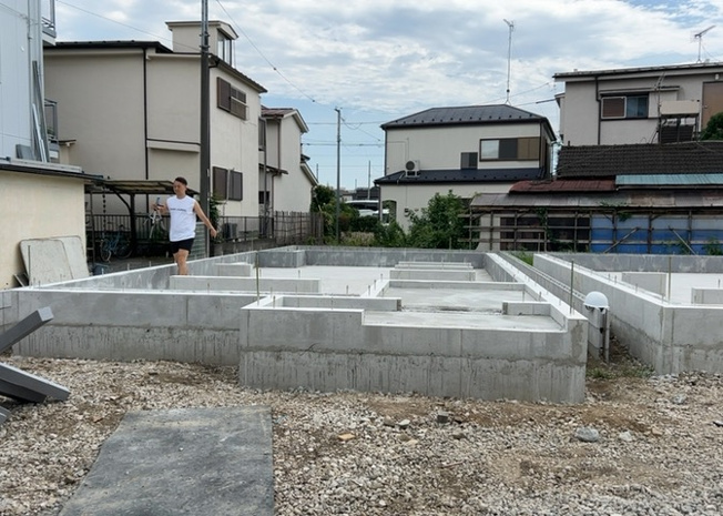 【外観】 | 暁町新築戸建 | 現地に行くなら、物件の周囲の地形がどうなっているかを見ることも大切です。周辺より低くなっている土地では、大雨などで水が集まりやすいため、地盤が弱くなっているということも考えられるため、注意が必要です。