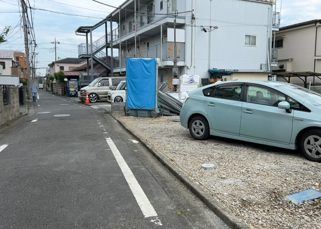 【前面道路含む現地写真】 | 暁町新築戸建 | 道幅が狭い場所は比較的土地の値段が低いことが多く、また交通量が少ないため騒音が少なく静かな環境で過ごせます。また、小さいお子様がいるご家庭も安心です。一方で車の駐車が難しいというデメリットもあります。