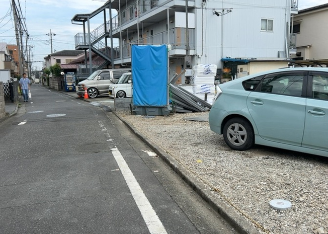 【前面道路含む現地写真】 | 暁町新築戸建 | 道幅が広い場所は日当たりや風通が良好です。幅が広いのですれ違いも可能ですし大きな車でも駐車可能！一方で、大型車が通ることも多くなるため交通量の増加により騒音に繋がります。また土地の値段が高くなります。
