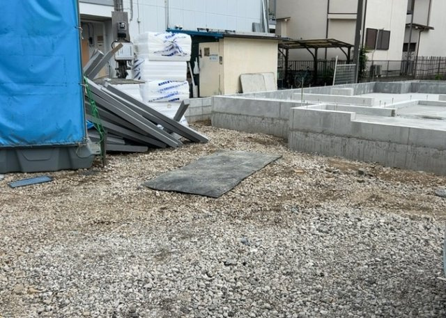 【駐車場】 | 暁町新築戸建 | 車一台あたりに必要なスペースは、標準サイズの普通自動車で横幅2m50cm、長さ5mは必要になります。ただし、乗降のことも考慮して横幅3m30cm、長さ5m50cmほどは確保できるところを選びましょう。