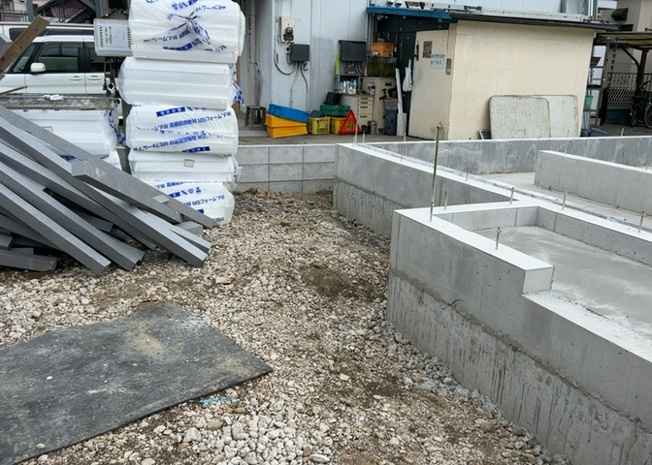 【庭】 | 暁町新築戸建 | 庭のある家に住むことのメリットとして、子どもたちの遊び場を確保できること、ガーデニングや家庭菜園を楽しめること、明るさを確保できることがあります。また、配置を工夫することでプライバシーが確保できます。