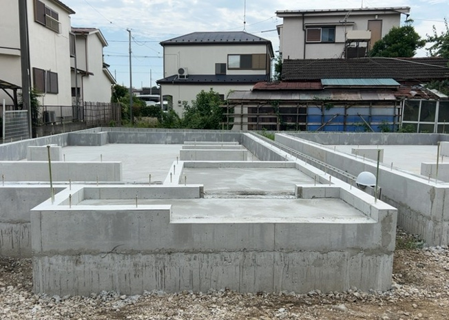 【玄関】 | 暁町新築戸建 | 玄関は、狭すぎると複数人で使いにくく、広すぎても無駄な空間になりがちです。最低2畳を目安にして、家の広さとの兼ね合いや家族の人数を考慮して決めるとよいでしょう。現地を見学して快適な玄関を選びましょう！