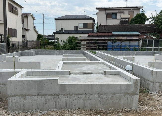 【玄関】 | 暁町新築戸建 | 玄関ポーチにおいて最も重視すべきと言っても良いのが広さです。適切な広さの玄関ポーチでないと外見的なバランスは崩れてしまいますし、何より使いにくくなってしまいますので、現地で実際に下見をしてみましょう！