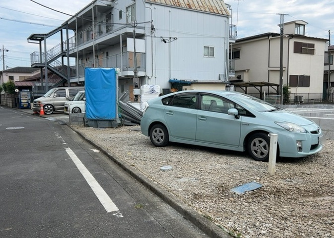 【前面道路含む現地写真】 | 暁町新築戸建 | 住宅用の土地では前面道路に2m以上接していなければならないと法律で定められています。しかし、お持ちの車のサイズやライフスタイルなどにより、2mでは利便が悪い場合もございますので、事前に確認しましょう。