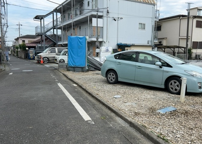 【前面道路含む現地写真】 | 暁町新築戸建 | お持ちの車種によっては前面道路が広い方が便利でしょう。しかし、前面道路が広ければその分交通量が多くなるため、騒音などが気になる場合があります。実際に現地を見学し、周辺交通量や騒音などを確認しましょう！