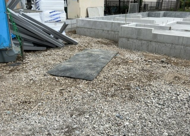 【駐車場】 | 暁町新築戸建 | 駐車場と明記されていても、最小スペースでつくられた駐車場だと大型車は駐車できなかったり、出入りしにくくなったりする可能性があります。お車のサイズと購入したい物件の駐車場のサイズを現地で確認しましょう。