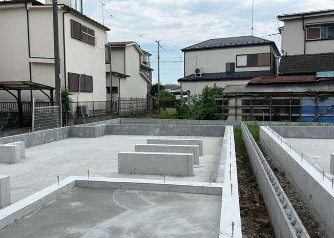 【庭】 | 暁町新築戸建 | 庭があることでガーデニングや家庭菜園はもちろん、こどもの遊び場やペットを放して遊ぶことができます。また、家の周囲に余裕があるということです。隣地との間があれば、十分な日当たりと、風通しが確保できます。