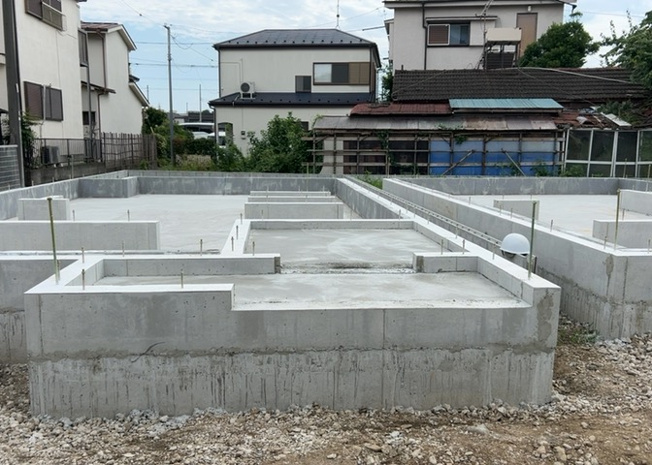 【玄関】 | 暁町新築戸建 | 玄関は家の顔でもあり、家族以外の目にも止まる場所です。玄関は外との間を仕切る扉、靴などをしまっておく収納スペース、靴脱ぎのたたきスペース、来客とのやり取りをするドアホンなど複数のアイテムからなります。