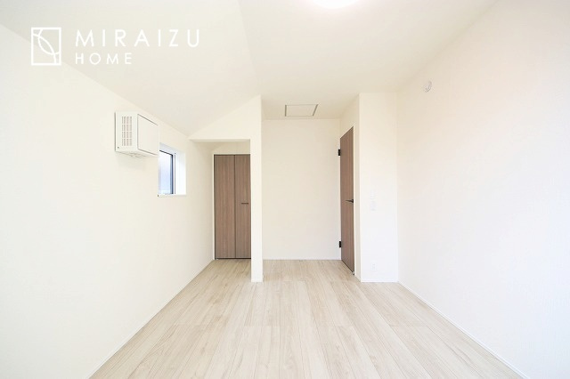 【寝室】 | 日当たりの良いお家は嬉しいですよね。それぞれ価値観が分かれる箇所です、実際に内覧して日当たりの心地よさをご体感下さいね♪