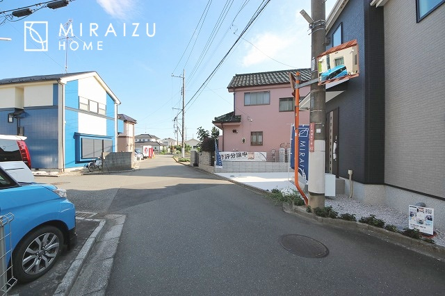 【前面道路含む現地写真】 | 暮らしやすさを考えたプランで快適な現地ロケーションを実現。安らぎに満たされる、ゆとりのある日々を過ごせます♪